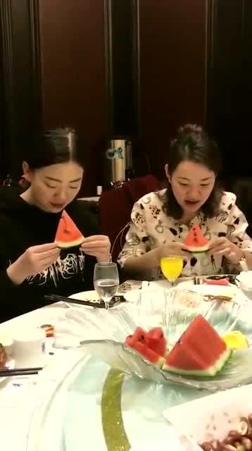 吃蜜瓜嘴巴痛,揭秘吃蜜瓜嘴巴痛的真相