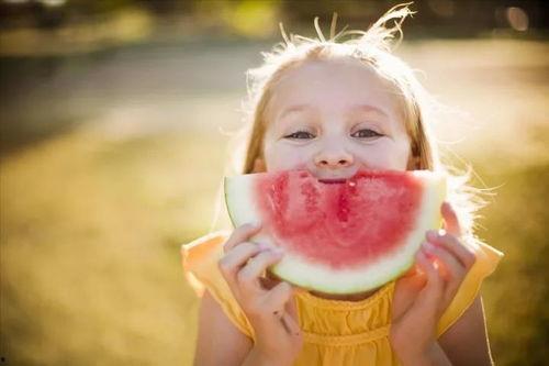 宝宝吃夏瓜趣事,甜蜜瞬间，欢乐满溢