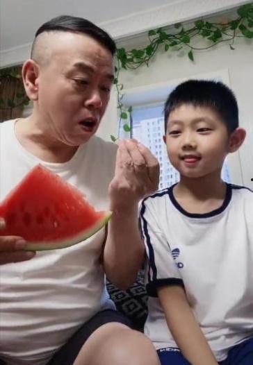 外孙吃瓜,亲子时光的甜蜜回忆