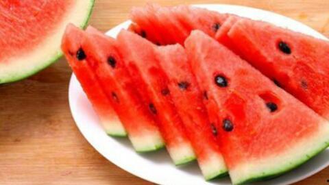 娃儿吃瓜视频,萌娃搞笑瞬间，带你领略童真魅力